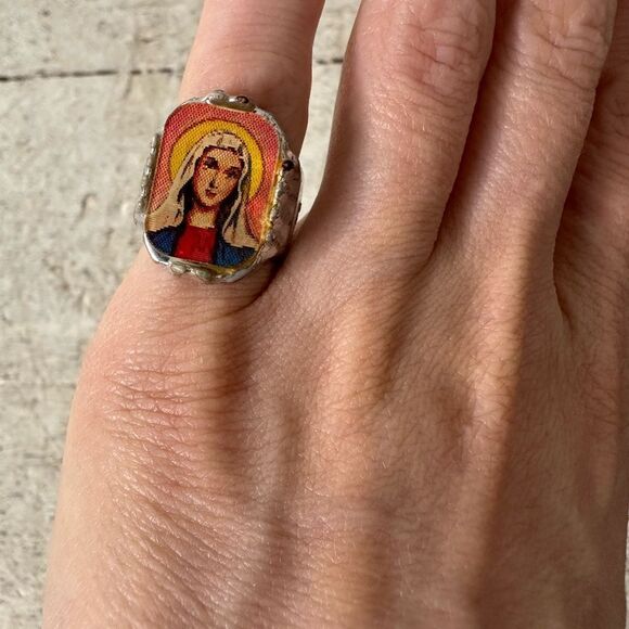 Vintage 60s Mary And Jesus Plastic Flicker Ring - Picture 1 of 6
